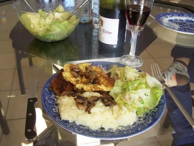 Kotlet schabowy z omletem i pieczarkami