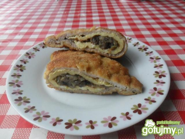 Kotlet schabowy z omletem i pieczarkami Kotlet schabowy z omletem i pieczarkami