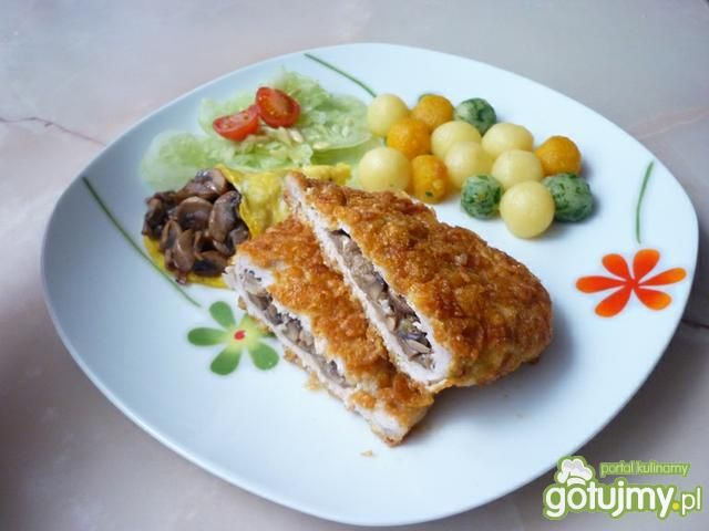 Kotlet schabowy z pieczarkami w płatkach