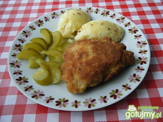 Kotlet schabowy z szynką i pieczarkami 
