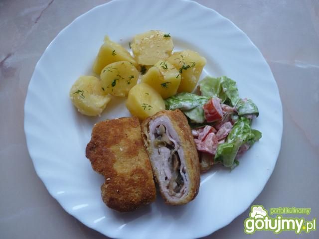 Kotlet schabowy z szynką i pieczarkami .