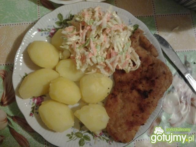 Kotlet schabowy z ziemniakami i surówką