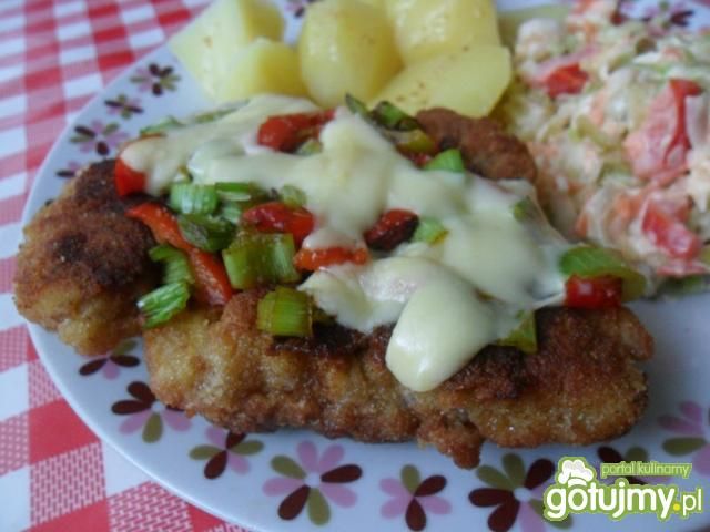 Kotlet schabowy zapiekany z papryką.