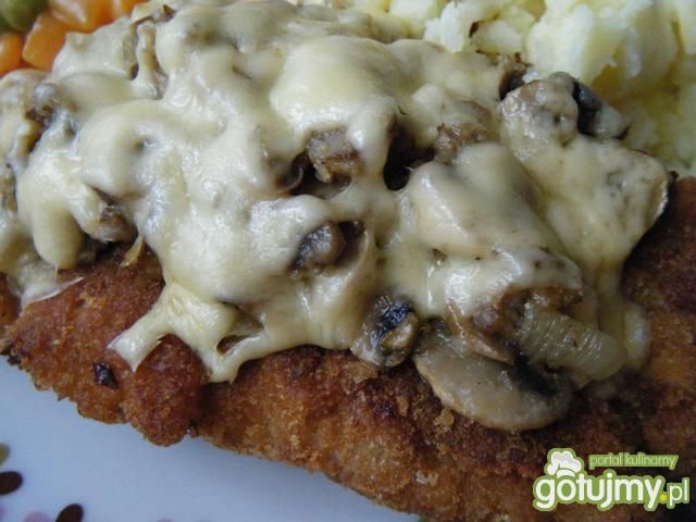 Kotlet schabowy zapiekany z pieczarkami Kotlet schabowy zapiekany z pieczarkami