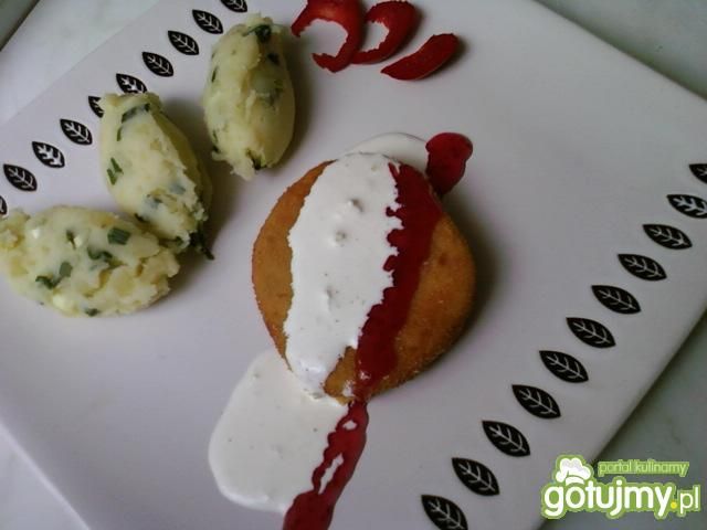 Kotlet serowy z sosem czosnkowomalinowym