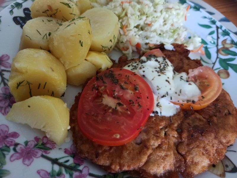 Kotlet w cieście zapiekany z pomidoram i mozzarelą Kotlet w cieście zapiekany z pomidoram i mozzarelą
