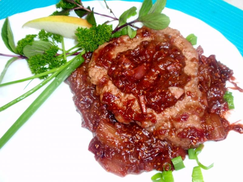 Kotlet w sosie rabarbarowym Kotlet w sosie rabarbarowym