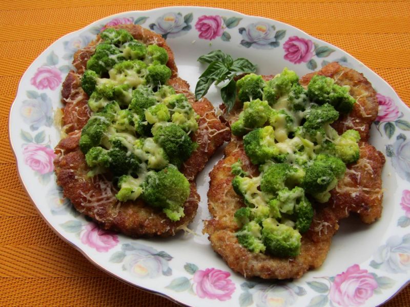 Kotlet z karkówki pod brokułową kołderką Kotlet z karkówki pod brokułową kołderką