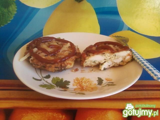 Kotlet z otrębami i żółtym serem. Kotlet z otrębami i żółtym serem.