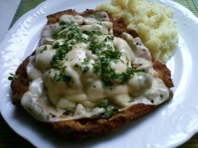 Kotlet z pieczarkami zapiekany serem