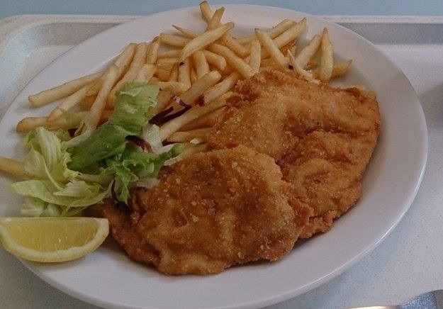 Kotlet z piersi z frytkami