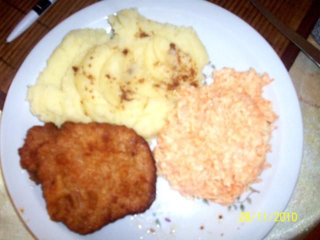 Kotlet z surówką marchewkowo - jabłkową. Kotlet z surówką marchewkowo - jabłkową.