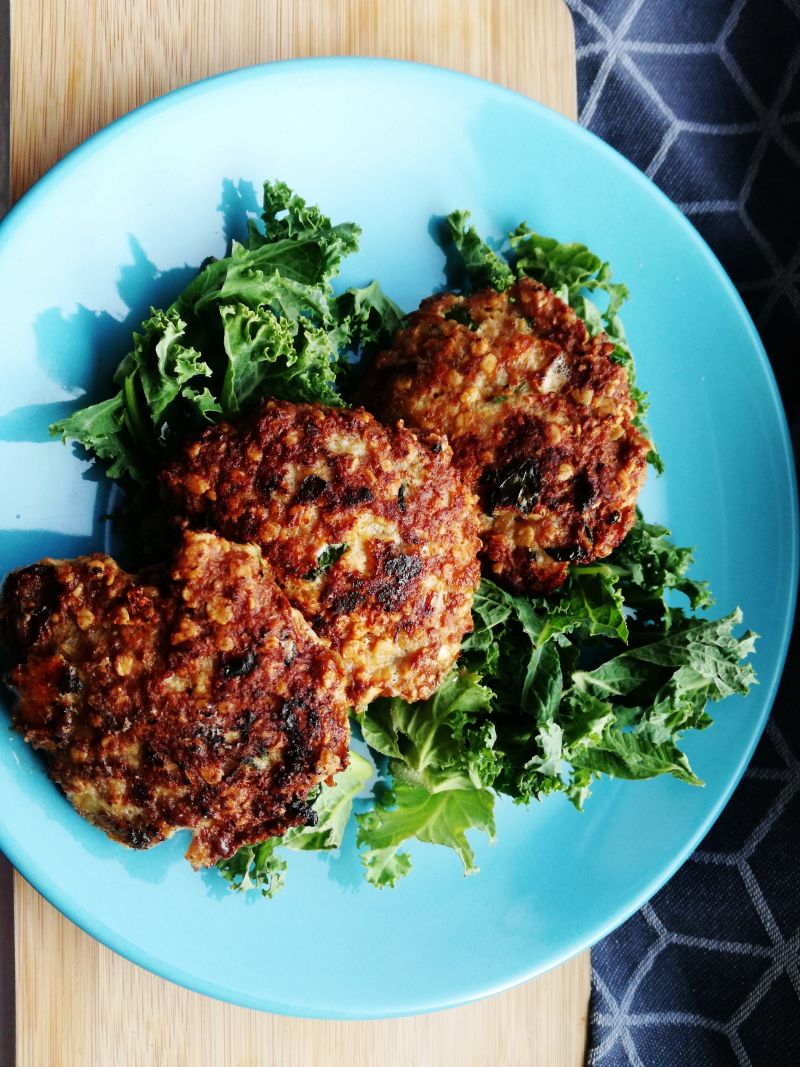 Kotlety bez panierki z indyka i płatkami