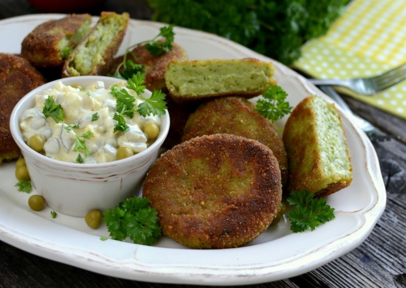 Kotlety brokułowe z sosem tatarskim Kotlety brokułowe z sosem tatarskim