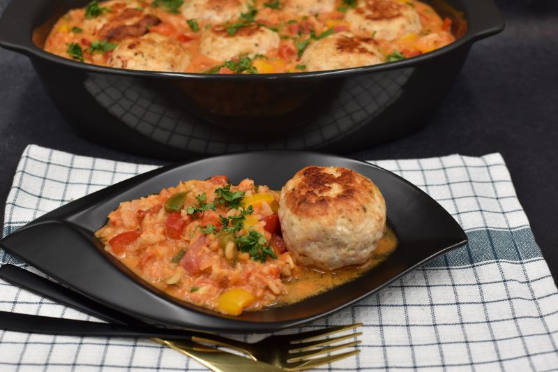 Kotlety drobiowe w sosie paprykowym