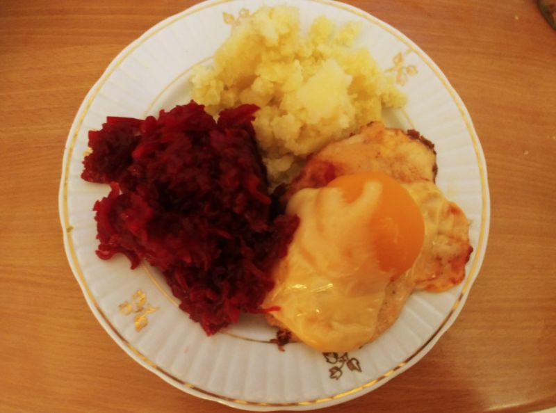 Kotlety drobiowe z brzoskwiniami i serem