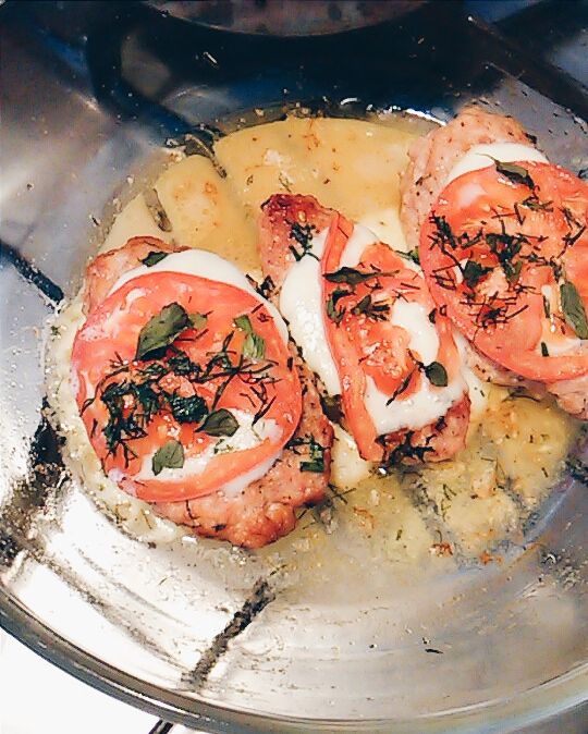 Kotlety drobiowe z mozzarellą i pomidorami 