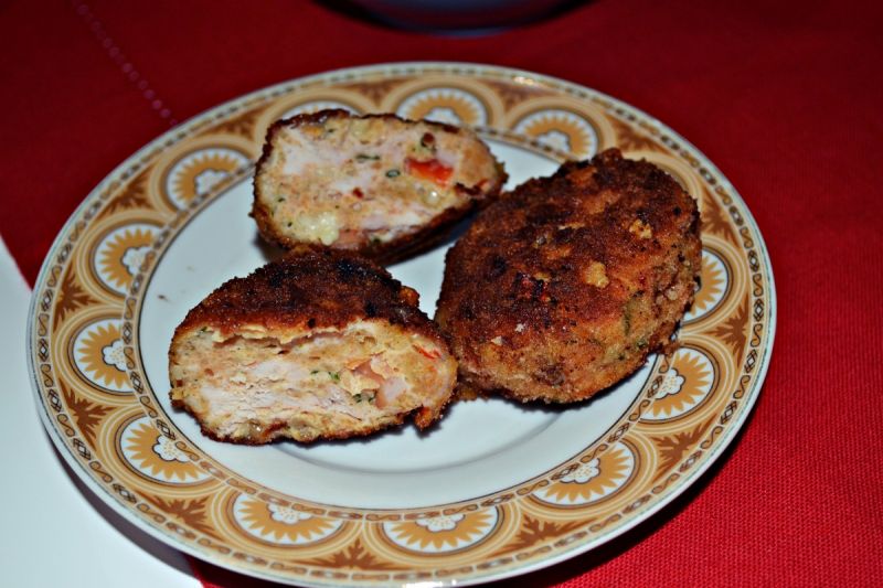 Kotlety drobiowe z parówką i papryką