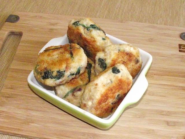 Kotlety drobiowe z pęczakiem szpinakiem i boczkiem