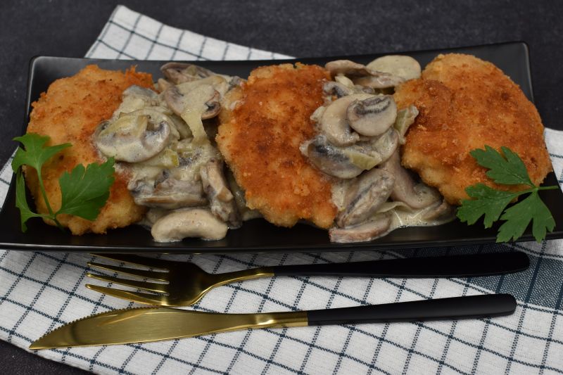 Kotlety drobiowe z sosem pieczarkowym