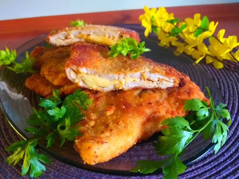 Kotlety drobiowe z żółtym serem