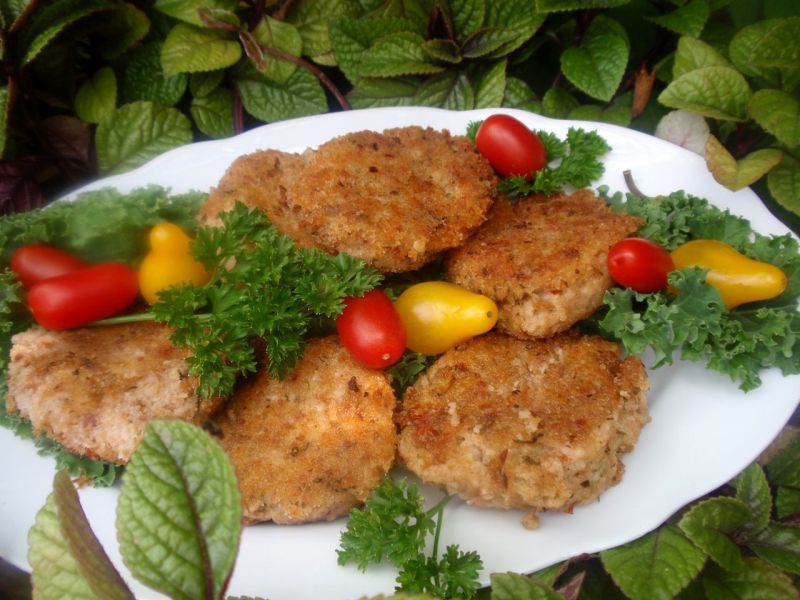 Kotlety jaglane z rukolą i pomidorami 