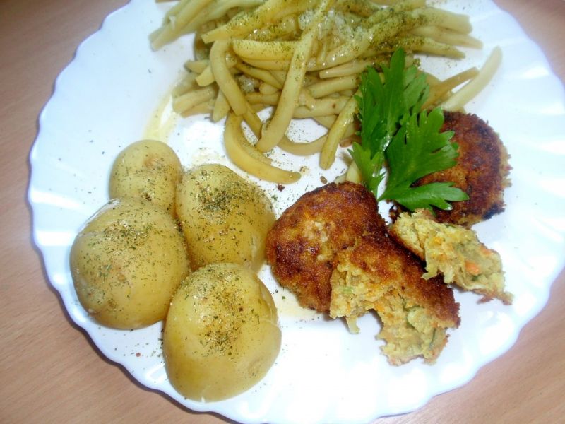 Kotlety jaglane z selerem  i marchewką