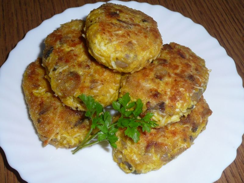 Kotlety jajeczne z pieczarkami