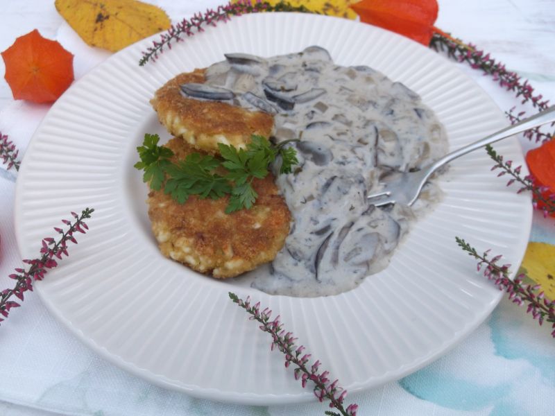 Kotlety jajeczne z sosem grzybowym