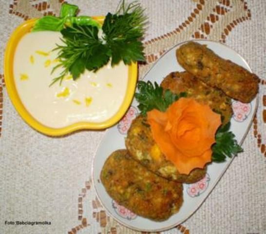 Kotlety jajeczno-pieczarkowe z sosem  Kotlety jajeczno-pieczarkowe z sosem