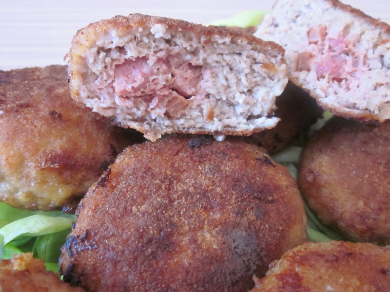 Kotlety mielone faszerowane boczkiem i kiełbasą Kotlety mielone faszerowane boczkiem i kiełbasą