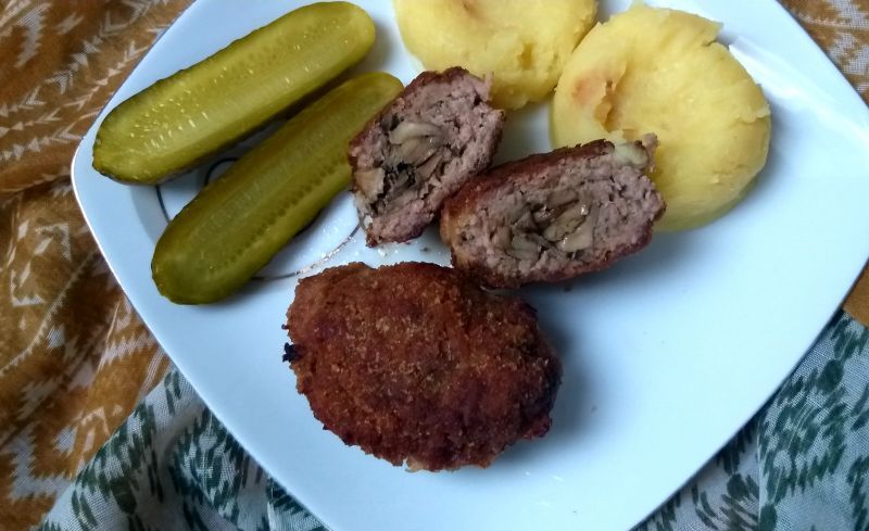 Kotlety mielone faszerowane pieczarkami Kotlety mielone faszerowane pieczarkami
