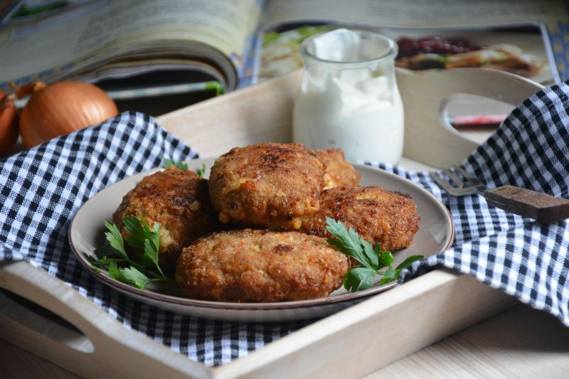 Kotlety mielone na kwaśnej śmietanie z serem Kotlety mielone na kwaśnej śmietanie z serem