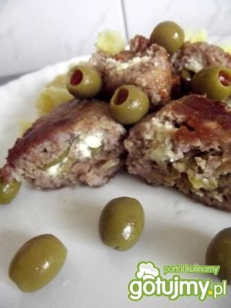 Kotlety mielone nadziewane fetą i oliwką