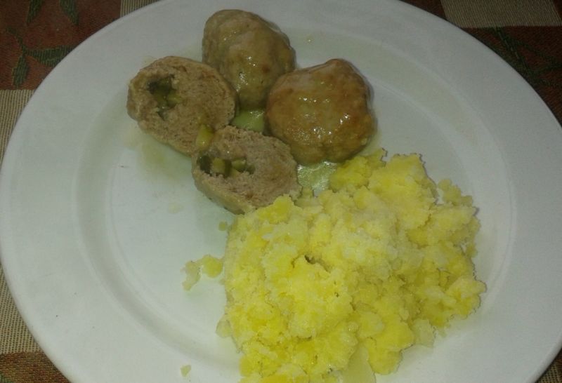 Kotlety mielone nadziewane ogórkami kiszonymi Kotlety mielone nadziewane ogórkami kiszonymi