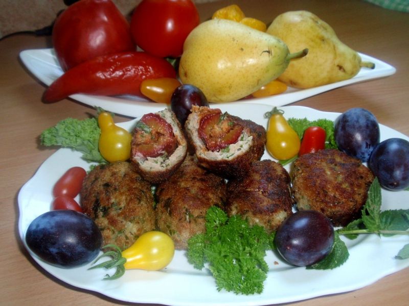 Kotlety mielone nadziewane śliwką