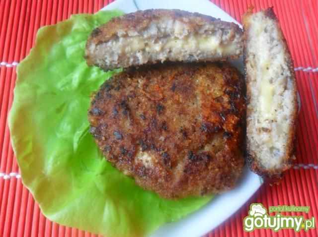 Kotlety mielone nadziewane żółtym serem Kotlety mielone nadziewane żółtym serem
