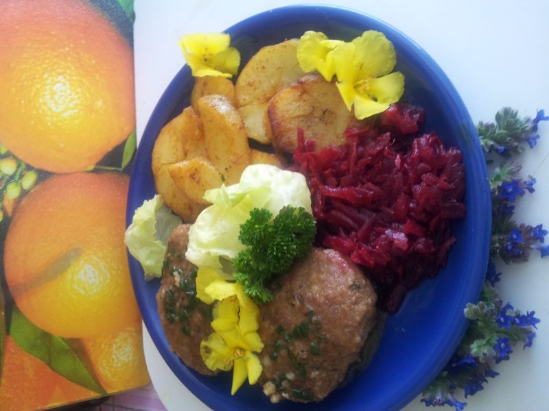 Kotlety mielone w sosie koperkowo czosnkowym. Kotlety mielone w sosie koperkowo czosnkowym.