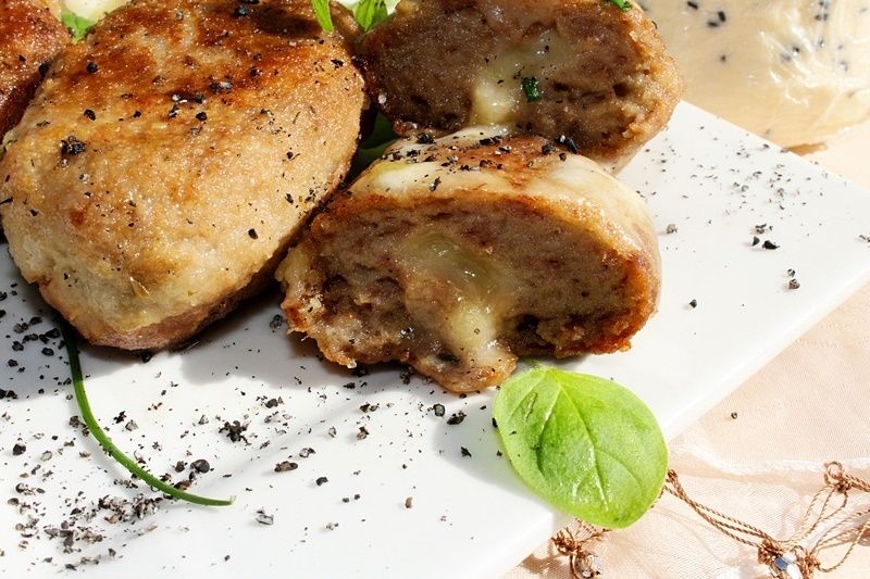 Kotlety mielone z czarnuszką i serem korycińskim Kotlety mielone z czarnuszką i serem korycińskim