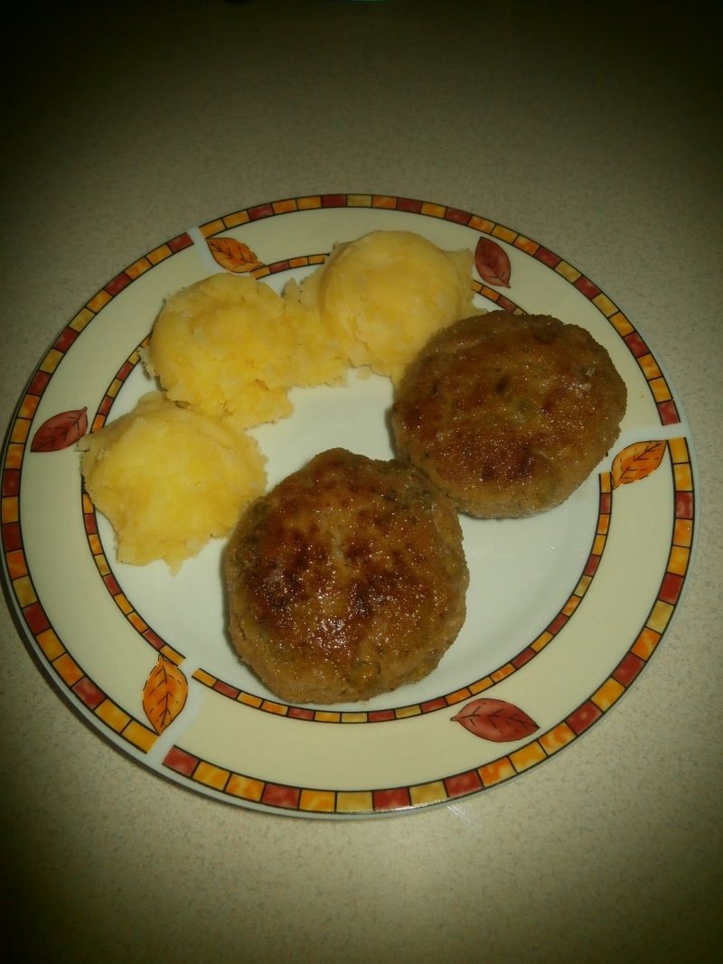 Kotlety mielone z groszkiem i musztardą