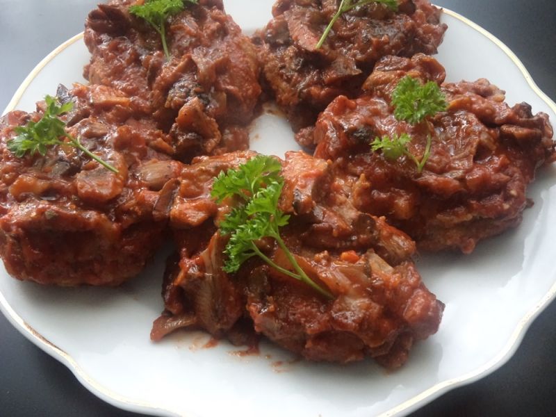 Kotlety mielone z grzybowym sosem