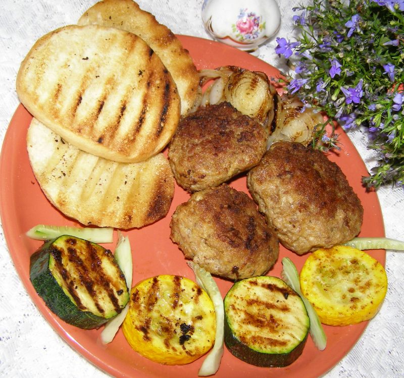 Kotlety mielone z indyka grillowane.