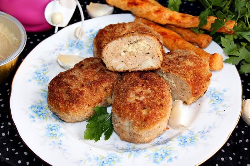 Kotlety mielone z indyka nadziewane hummusem