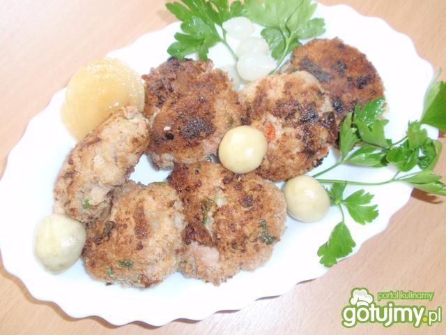 Kotlety mielone z papryką marynowaną. Kotlety mielone z papryką marynowaną.