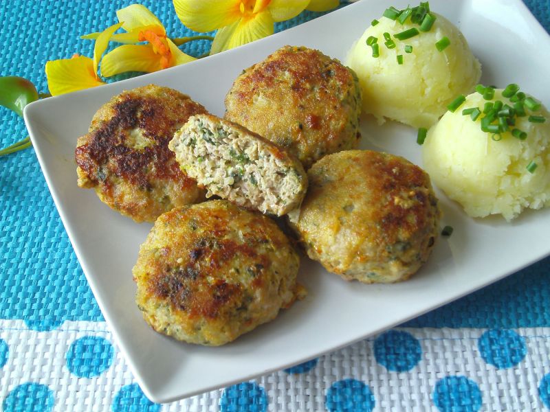 Kotlety mielone z pokrzywami i cukinią 
