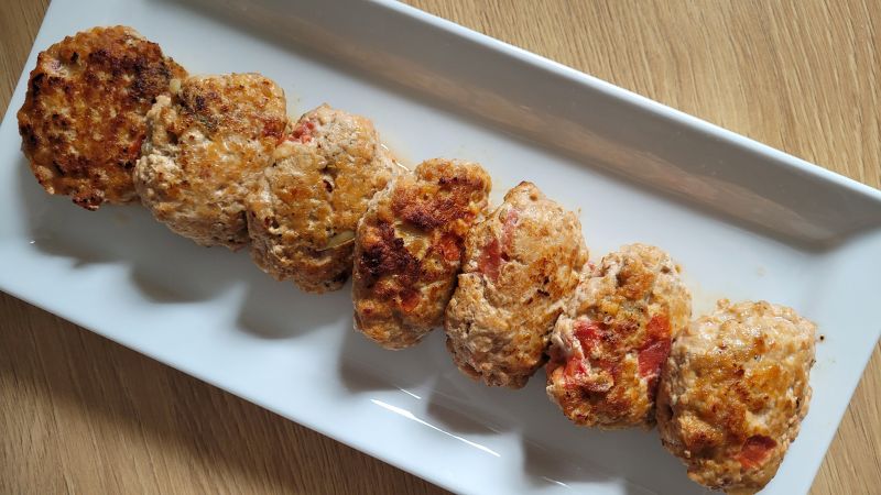 Kotlety mielone z pomidorami i parmezanem