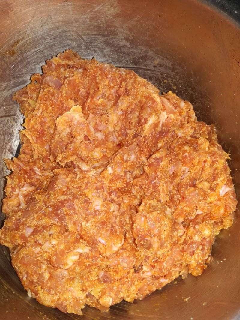 Kotlety mielone z ryżem w sosie pomidorowym