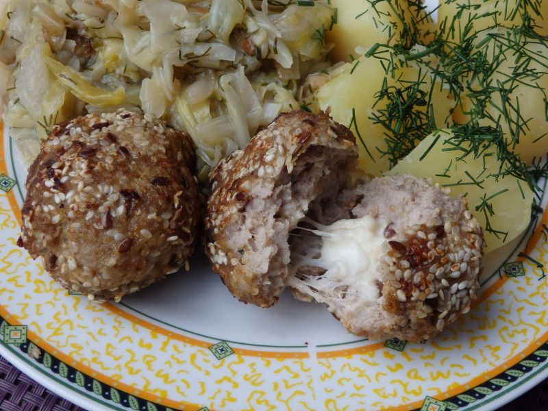Kotlety mielone z serową niespodzianką Kotlety mielone z serową niespodzianką