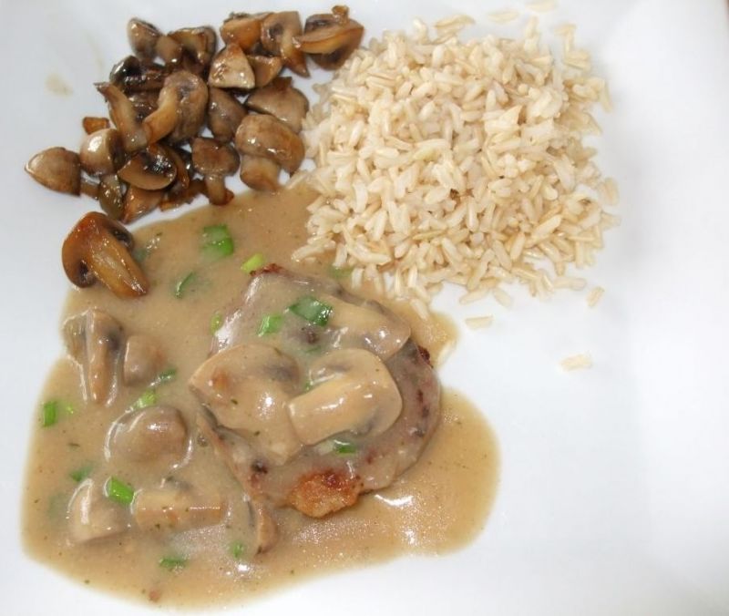 Kotlety mielone z sosem pieczarkowym