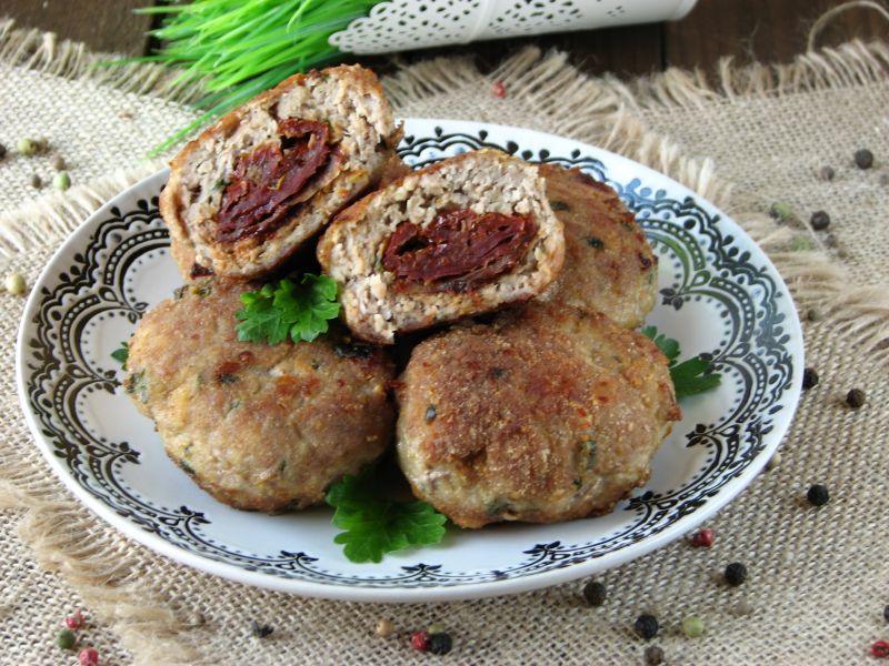 Kotlety mielone z suszonymi pomidorami Kotlety mielone z suszonymi pomidorami
